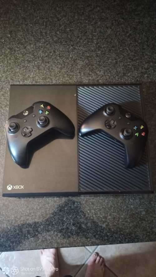 Xbox Xbox One Console Model 1540, Excellent condition, includes 5